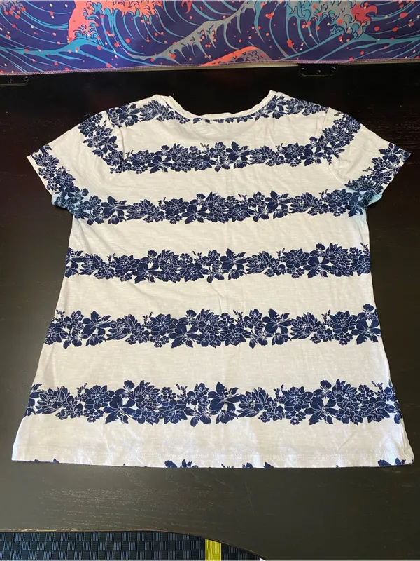 Old Navy White Tee with Blue Logo Tag - Image 8