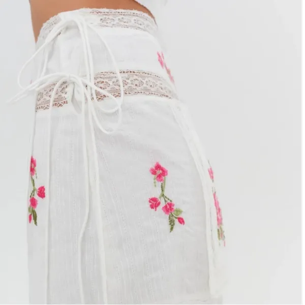 For love and‎ lemons Jolene Embroidered Mini Skirt in White sz M - Image 4