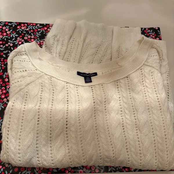 American eagle outfitters Size: medium White cable knit sweater Small stain in front shown in photo #preppy - Image 2