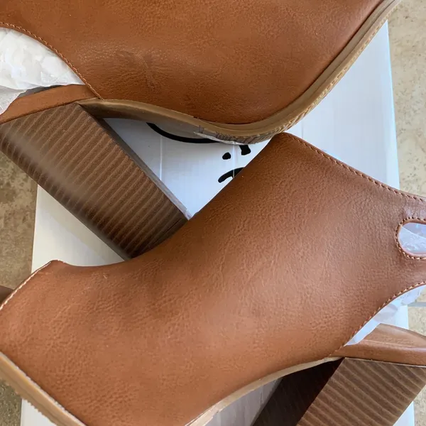 NEW IN BOX Camel Strappy Peep Toe Mules Size 7 - Image 2