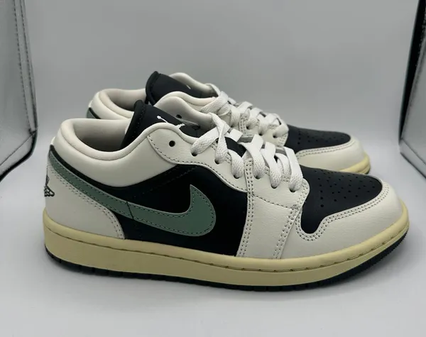 Jordan Air 1 low Wmns “Jade Smoke” size 6.5 women’s - Image 3