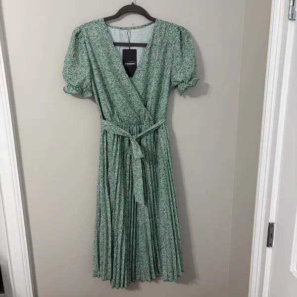 Fashion Floral Pleated Midi Dress Green Purple‎ Ditsy Puff Sleeve V-Neck Size M - Image 2