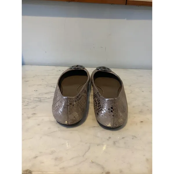 Tory Burch Shoes Womens Size 8 Silver Snake Leather Ballet Flats Logo Slip On - Image 5