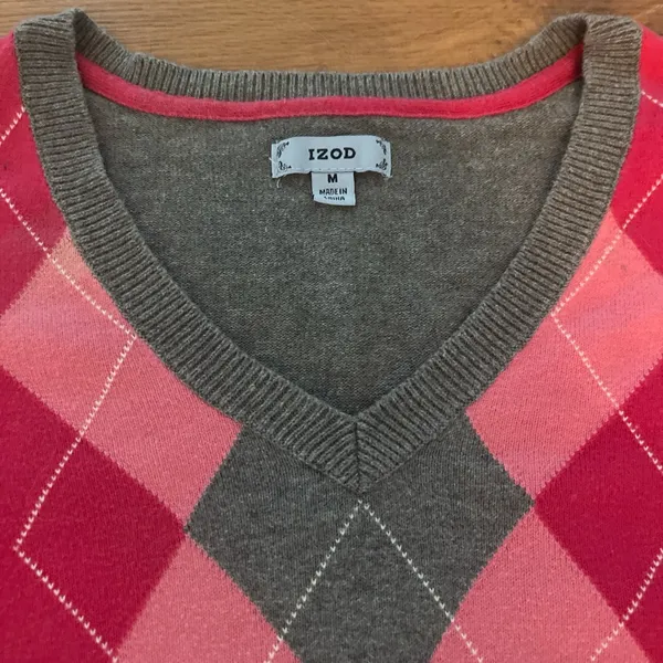 Size Medium IZOD Gray Grey Pink Argyle V-Neck Winter Sweater EUC - Image 3