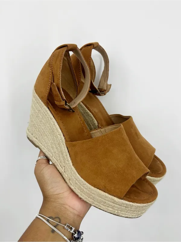 Universal Threads Tan Boho Wedge Sandals Women's Size 8.5 - Image 10