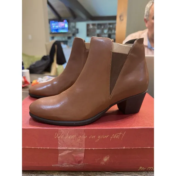 Munro Jackson Bootie in Cuero Leather Brown Size 7 Classic Side Zip - Image 3