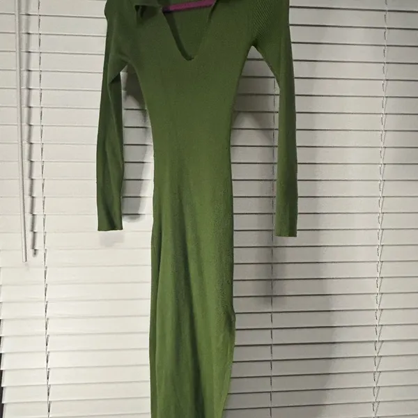 Maternity Dress Forum Green Ribbed Long Sleeve V-Neck Bodycon Dress - Image 7