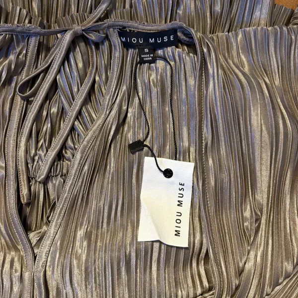 MIOU MUSE NWT Plisse Dolman Sleeve Plunging V Neck Ruched Waist Top‎ Size Small - Image 5