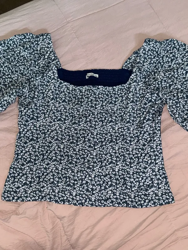 Abercrombie & Fitch Navy and White Floral Square-Neck Puff Sleeve Top - Image 2