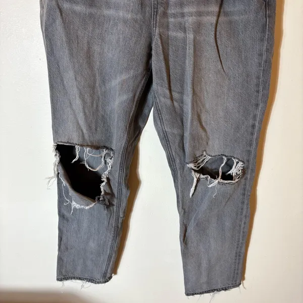 American‎ Eagle Gray High Waisted Distressed Mom Jeans Size 10 Regular Raw Hem - Image 3
