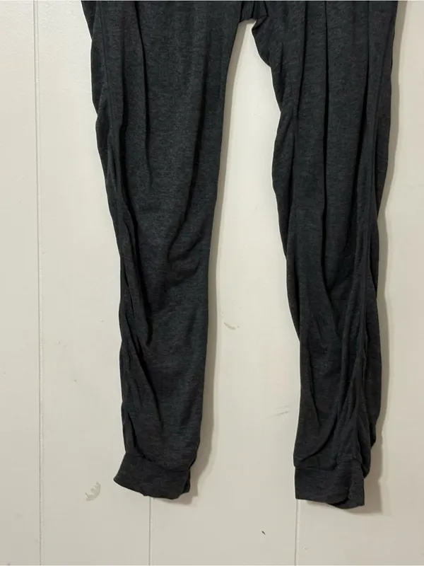Vuori Performance Jogger Heather Charcoal Gray Women’s Jogger Pants - Image 5