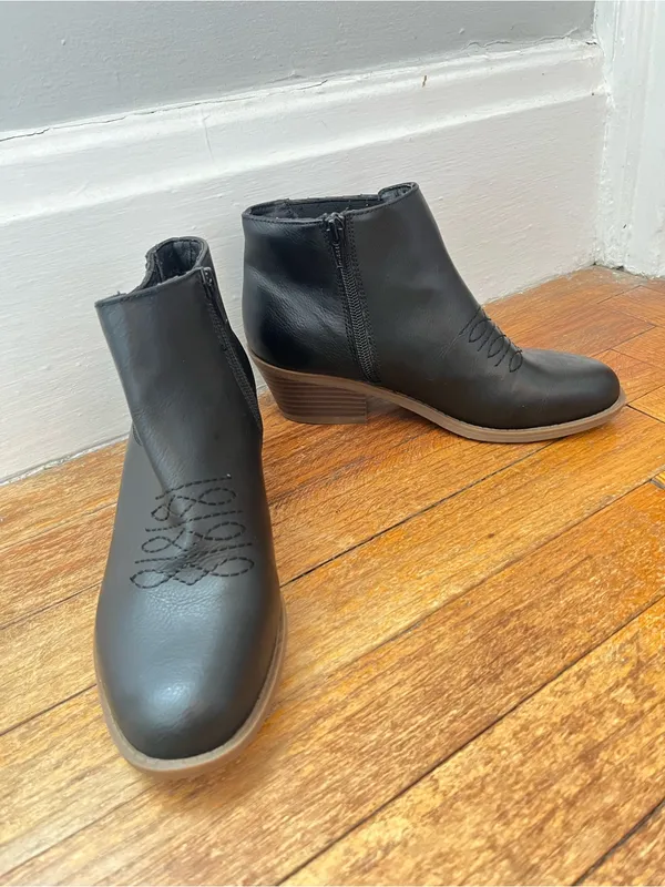 •Frye and Co Jude stacked heeled booties• Size 6M - Image 2