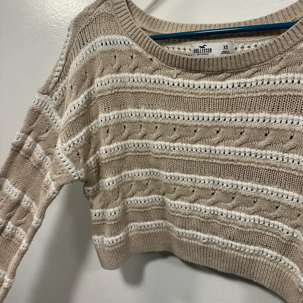 Hollister Beige tan and White Cropped beach casual Sweater Size XS - Image 4