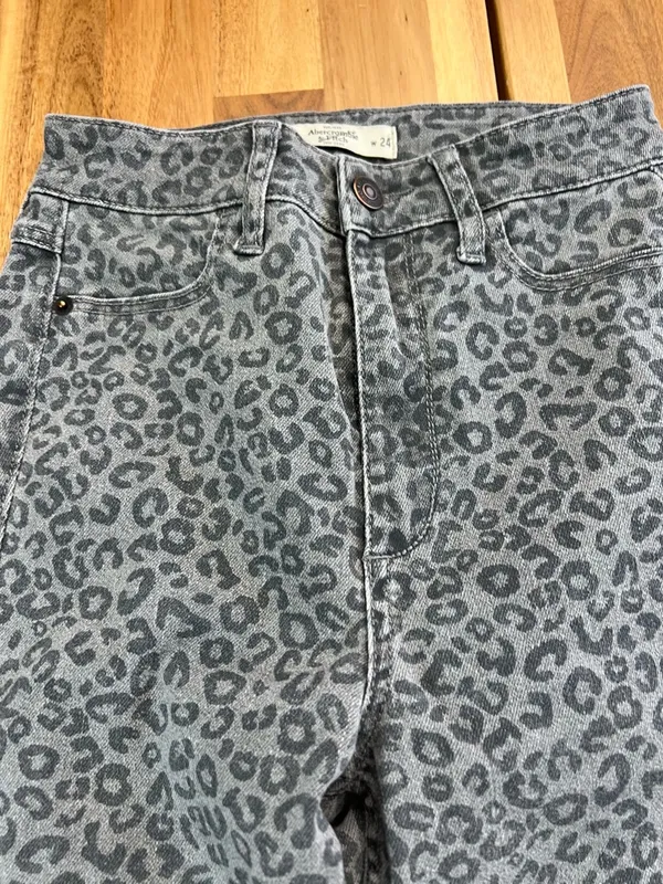 Abercrombie & Fitch Leopard Print Jeans Size 00 W24 Gray Animal Print Denim - Image 3