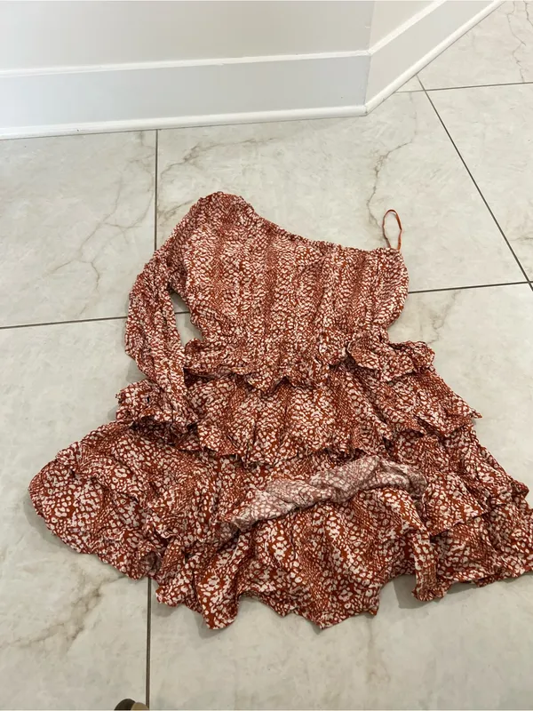 Skylar+Madison Rust Printed Ruffle Cold Shoulder Dress Size Small - Image 4