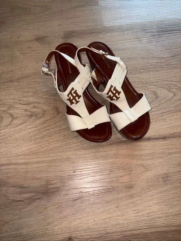 Tommy Hilfiger White Leather T-Strap Logo Sandals - Image 2