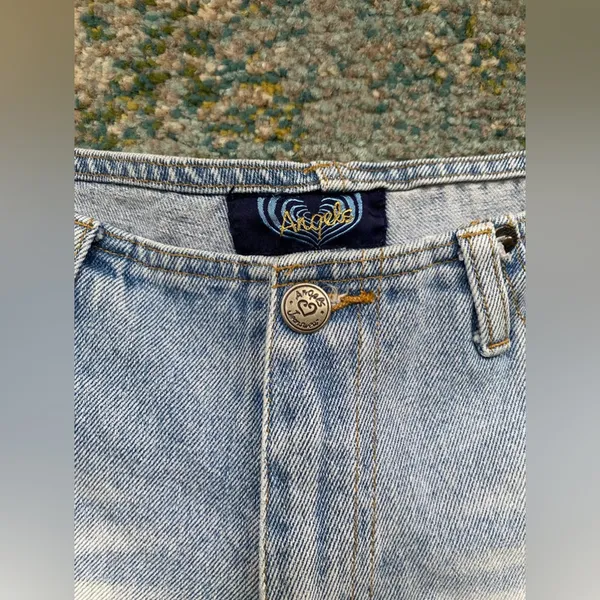 Vintage Y2K Angels low rise distressed denim jean shorts, size 9 - Image 4