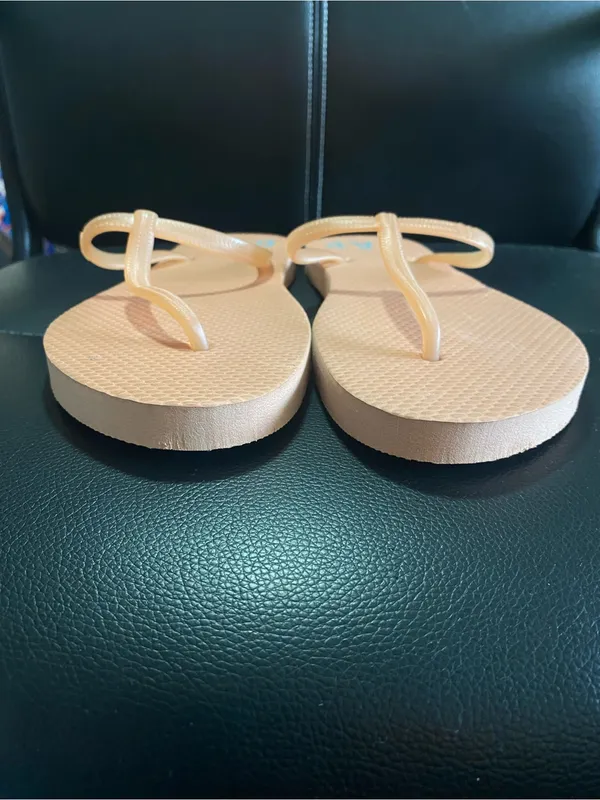 GAP Women’s Tan T-Strap Sandals with Logo Size 9 - Image 2