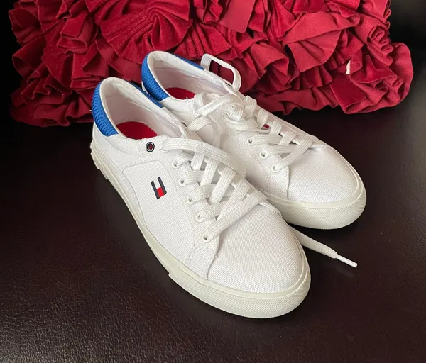 Tommy Hilfiger women’s brand new finice lace up sneaker size 8 avail - Image 5