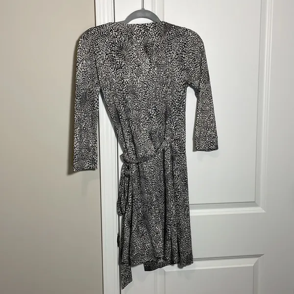 Diane Von Furstenberg Signature silk Wrap Dress in W&B pattern - Image 5