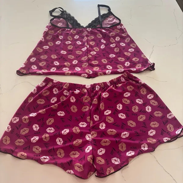 Thavata Women's Pink and black Lip Print Sleepwear Set size M - Image 2
