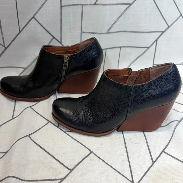 Kork-Ease Wedge Ankle Booties 8.5 Black Leather Side Zip‎ Shooties K39903 - Image 4