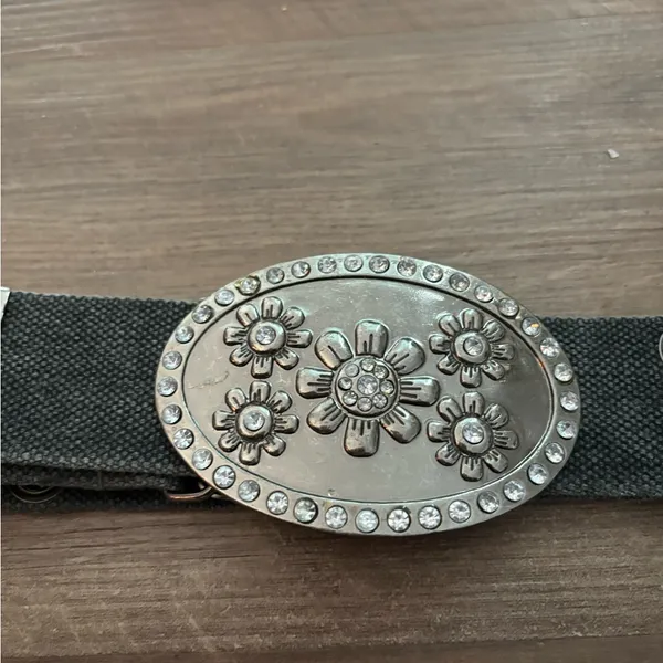 - Gray belt with metal flower and stone detail buckle y2k - Image 3