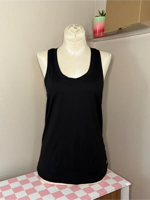 Vuori racer back tank top outdoor athletic workout casual black quiet luxury - Image 2