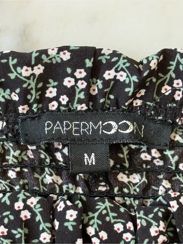 PaperMoon Black Ditsy Floral Smocked Cami Crop Top • Sz M - Image 4