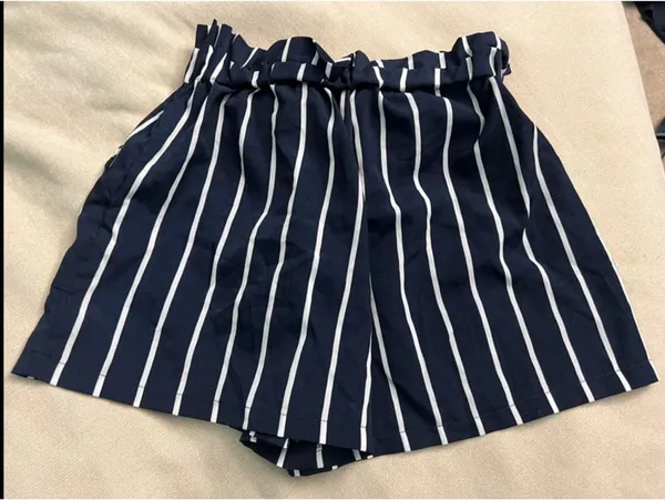 High waisted shorts  - Image 2
