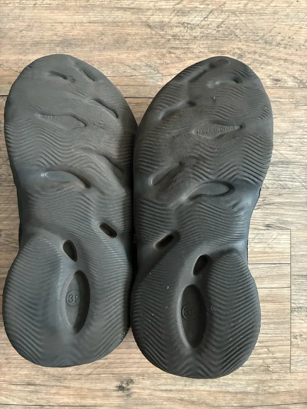 Unisex Casual Slip-On Foam Clog in Black - Image 4