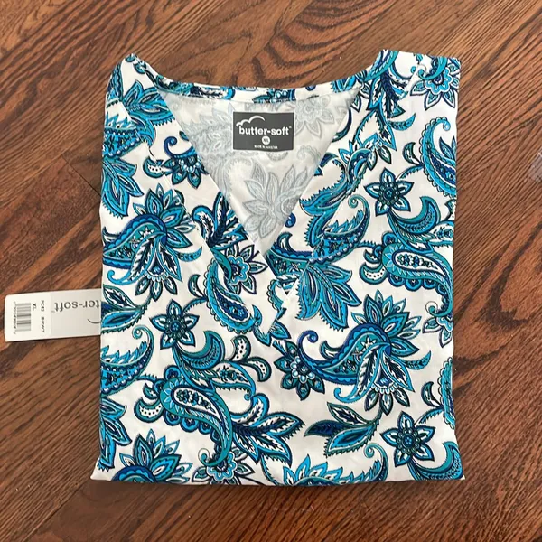 Scrubs Butter soft blue paisley pattern short sleeve - Image 3