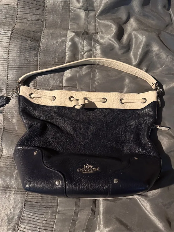 Coach Navy and Off White Drawstring Shoulder Bag - Image 6