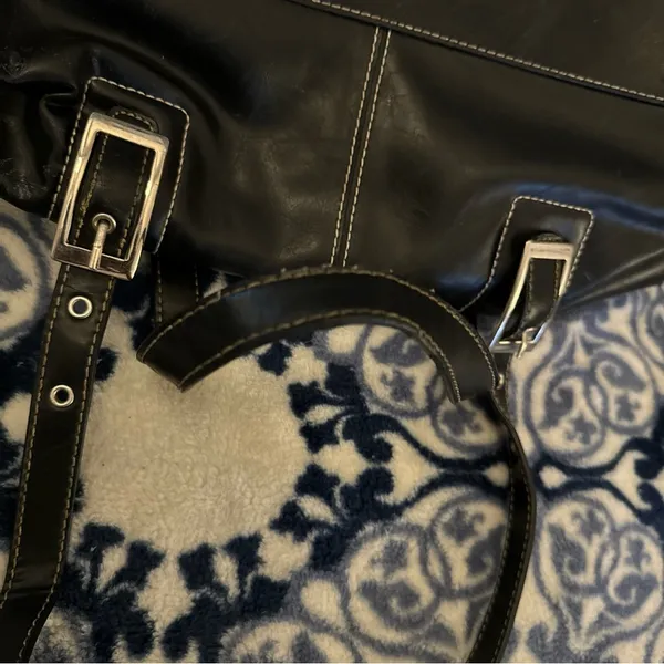 Kenneth Cole Reaction Black Leather Purse - Image 11