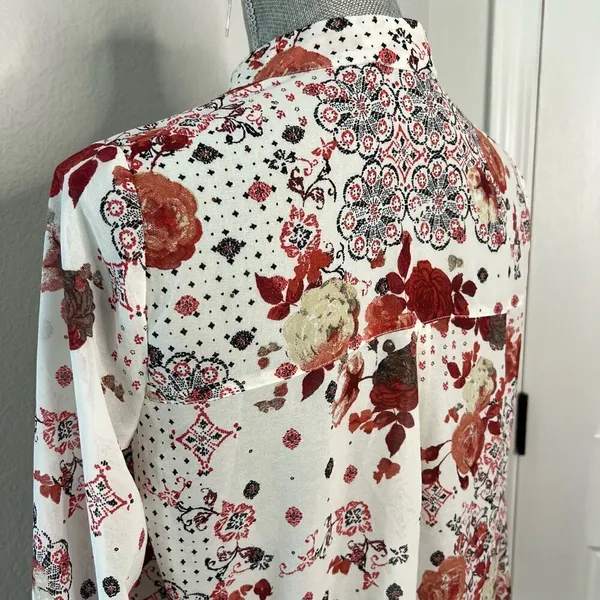 Abercrombie & Fitch Women's White Floral Pleated Front Button Up Blouse Size M - Image 8