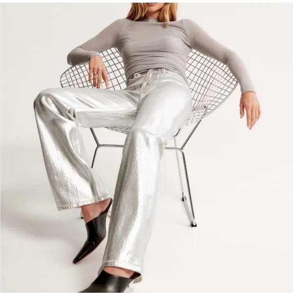 Abercrombie & Fitch Curve Love 90's Straight Ultra High Rise Jeans - Image 3