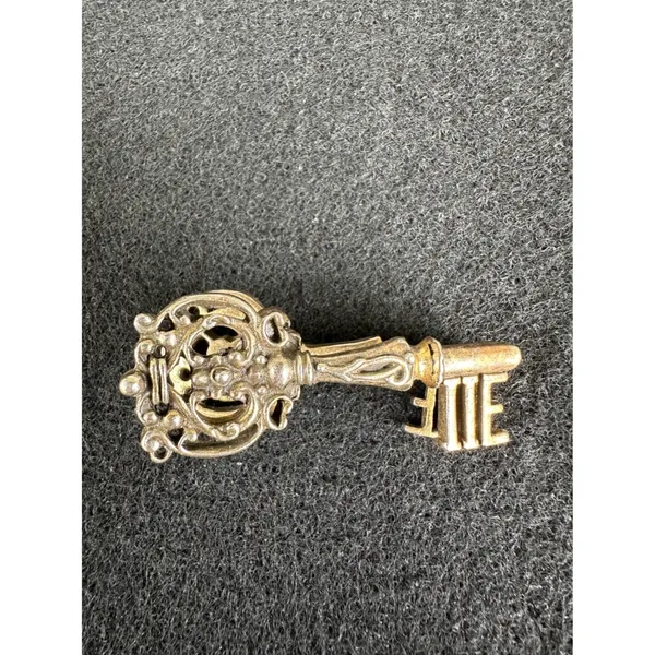 Vintage‎ L.I.W. Co 1950 key tie clip, brooch, EUC - Image 2