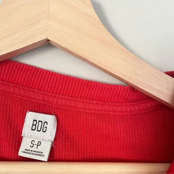 BDG Red Harvey Henley Tshirt Crop Top Size Small - Image 4
