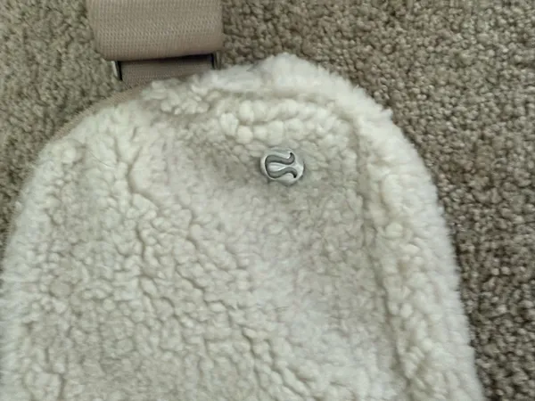 Lululemon Sherpa Belt Bag - Image 2