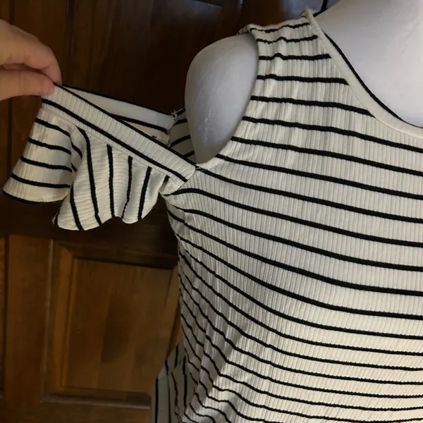 American Eagle Top Shirt‎ Cold Shoulder Size Large Ribbed Stripes Black White - Image 2