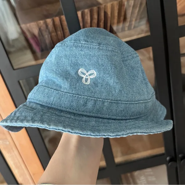 Aritzia TNA denim bucket hat m/L embroidered logo light medium wash - Image 2