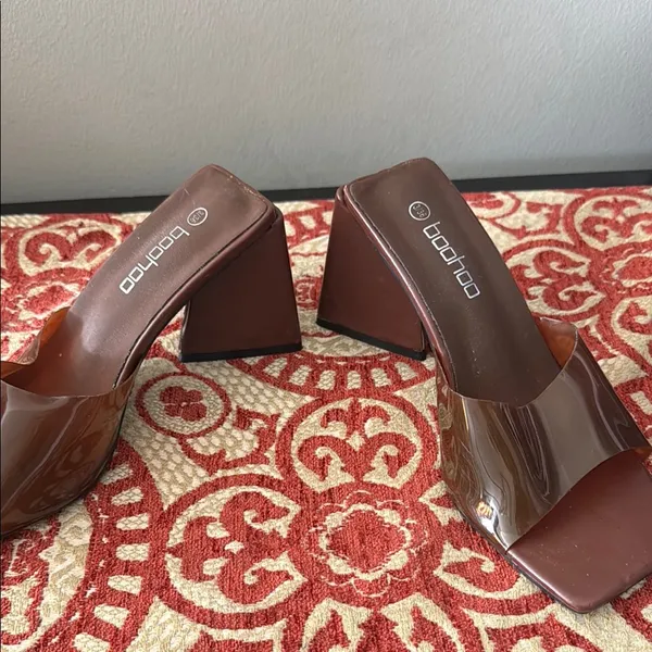 Boohoo Chocolate Brown Heeled Triangle Block Mules - Image 2