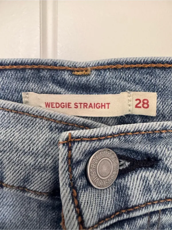 Levi’s Wedgie Straight Jeans 28x28 High Rise‎ Distressed Light Wash - Image 2
