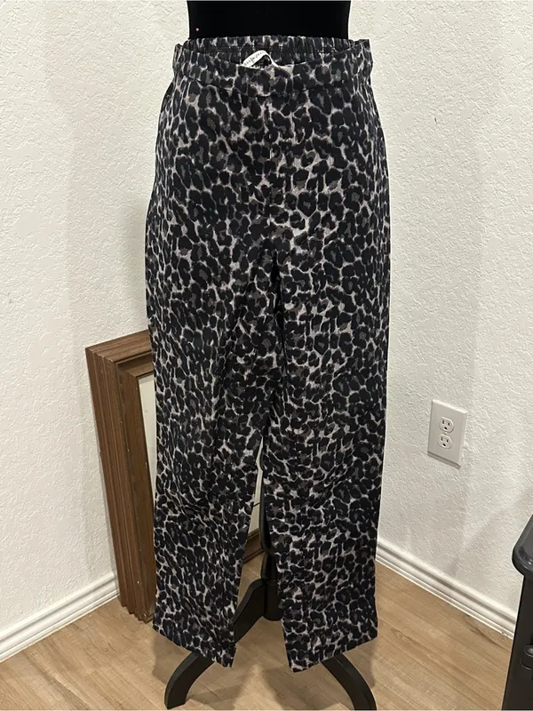 Isaac Mizrahi Leopard-Print Wide Leg Pants in Black & Gray - Image 4