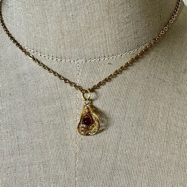 Vintage Gold-Tone Teardrop Filigree Necklace with Dark Cabochon Accent - Image 2