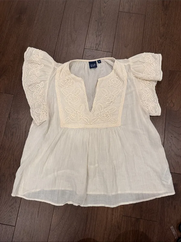 GAP Cream Crinkle Gauze Embroidered Cropped Shirt Medium - C27-180 - Image 2