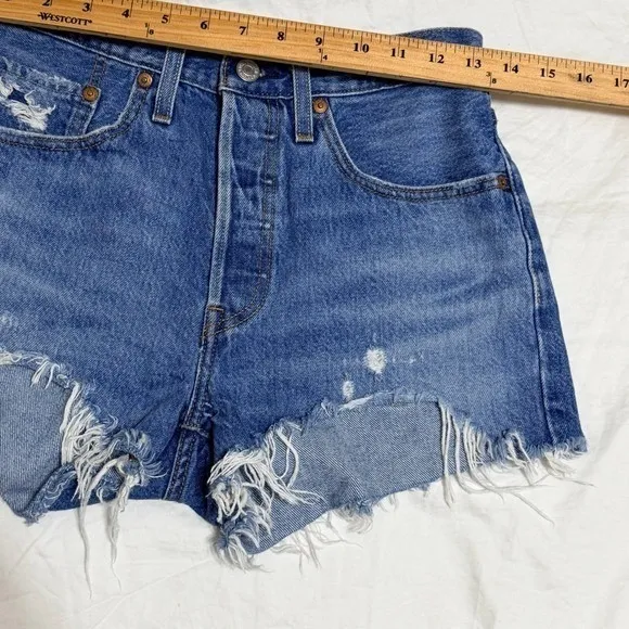 Levi's 501 Distressed Cutoff Denim Shorts Ripped Light‎ Wash Womens Size 26 - Image 8