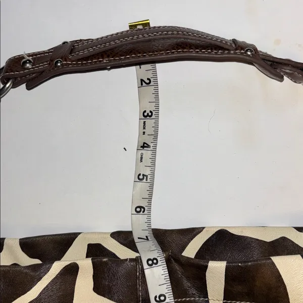 Source Unknown BROWN & CREAM FAUX LEATHER GIRAFFE PRINT DESIGN BIG BUCKET BAG SILVER HARDWARE - Image 11
