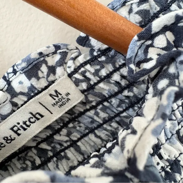 Abercrombie & Fitch Smocked‎ Top Ditsy Floral Blouson Long Sleeve Blue White M - Image 8