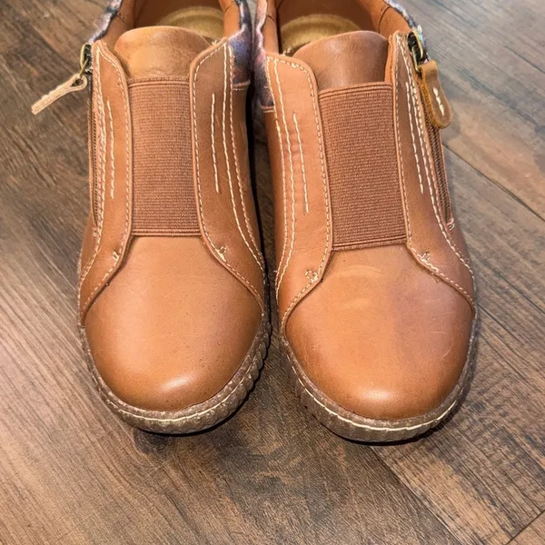 Clarks Brown Espadrilles with Patterned Accent - Image 4